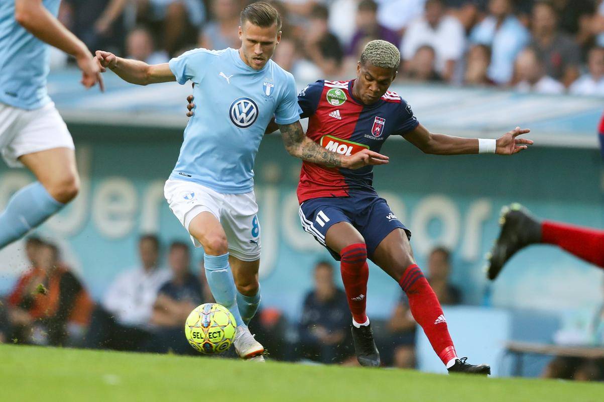 包含世界级足球对决，势均力敌的场面震撼人心的词条