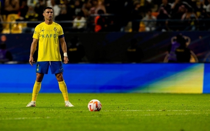 曼城遭遇争议红牌，AC米兰乘势反超比分完成逆转的简单介绍