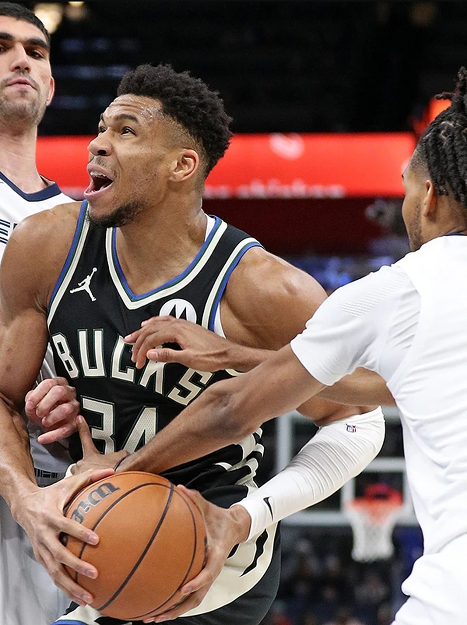 包含字母哥爆冷击败加拿大队，精彩发挥引爆全场！的词条