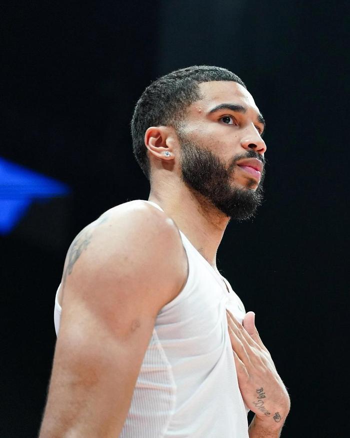  塔图姆迎来十赛季高光表现，塞尔维亚队球迷沸腾！