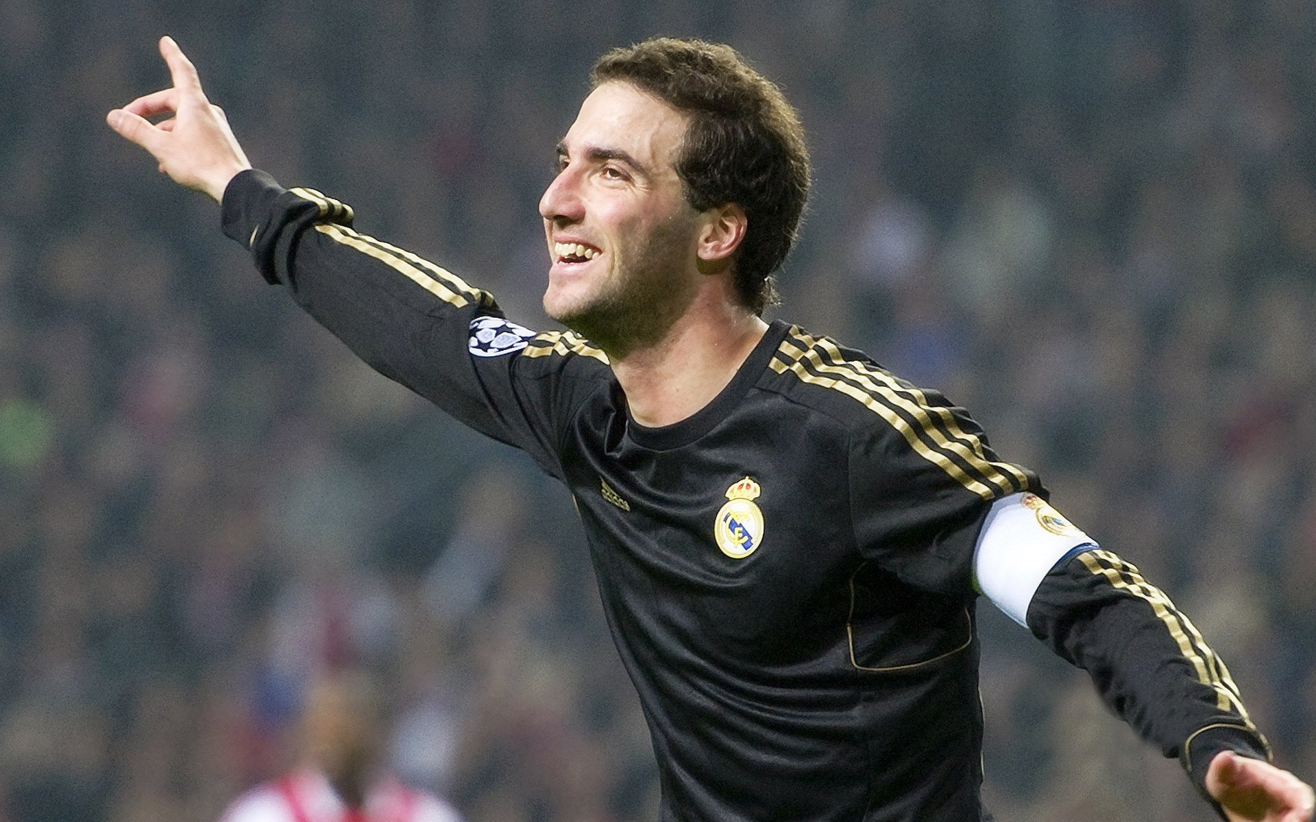 足球赛场焦点！日本队对阵英格兰队，球星闪耀，全场焦点无人能挡