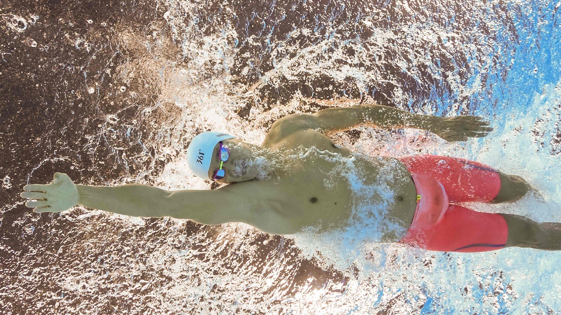 足球赛场焦点！日本队对阵中国队，冠军之争悬疑重重，胜负难料